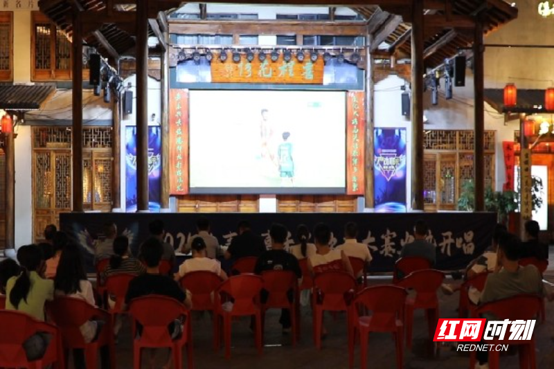 着现场观众, 禾籍球员王 着现场观众, 禾籍球员王